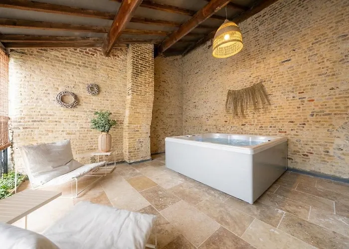 Maison Cacha -13 Personnes Centre Historique - Jacuzzi * Saint-Omer (Pas-de-Calais)